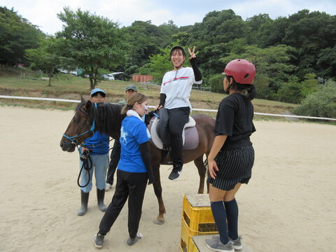 学園写真　子どもと一緒にポニー牧場にて体験活動
